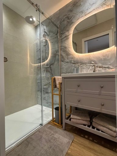 Après — Douche et meuble vasque Après — Douche et meuble vasque — rénovation d’un appartement à Nice par B&S Rénovazur
