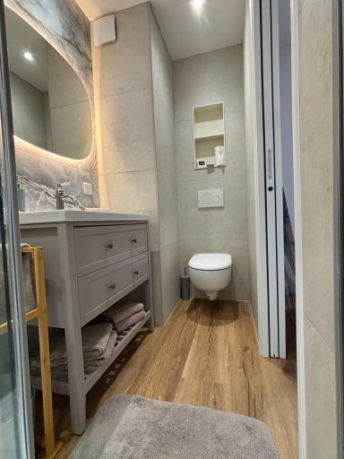 Après — WC suspendu et niche Après — WC suspendu et niche — rénovation d’un appartement à Nice par B&S Rénovazur